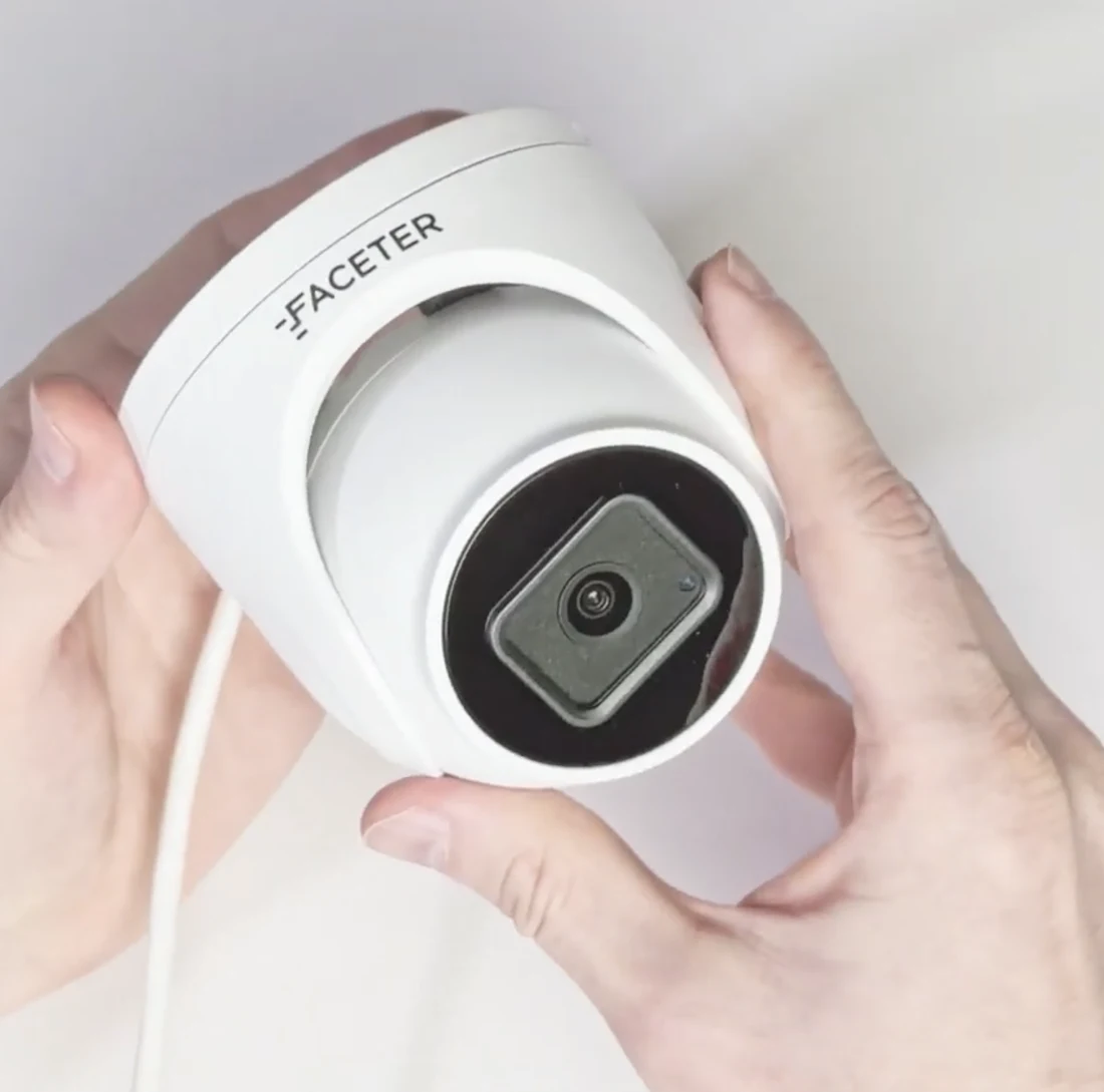 Faceter Pro T1 — турельная камера для офиса в руках